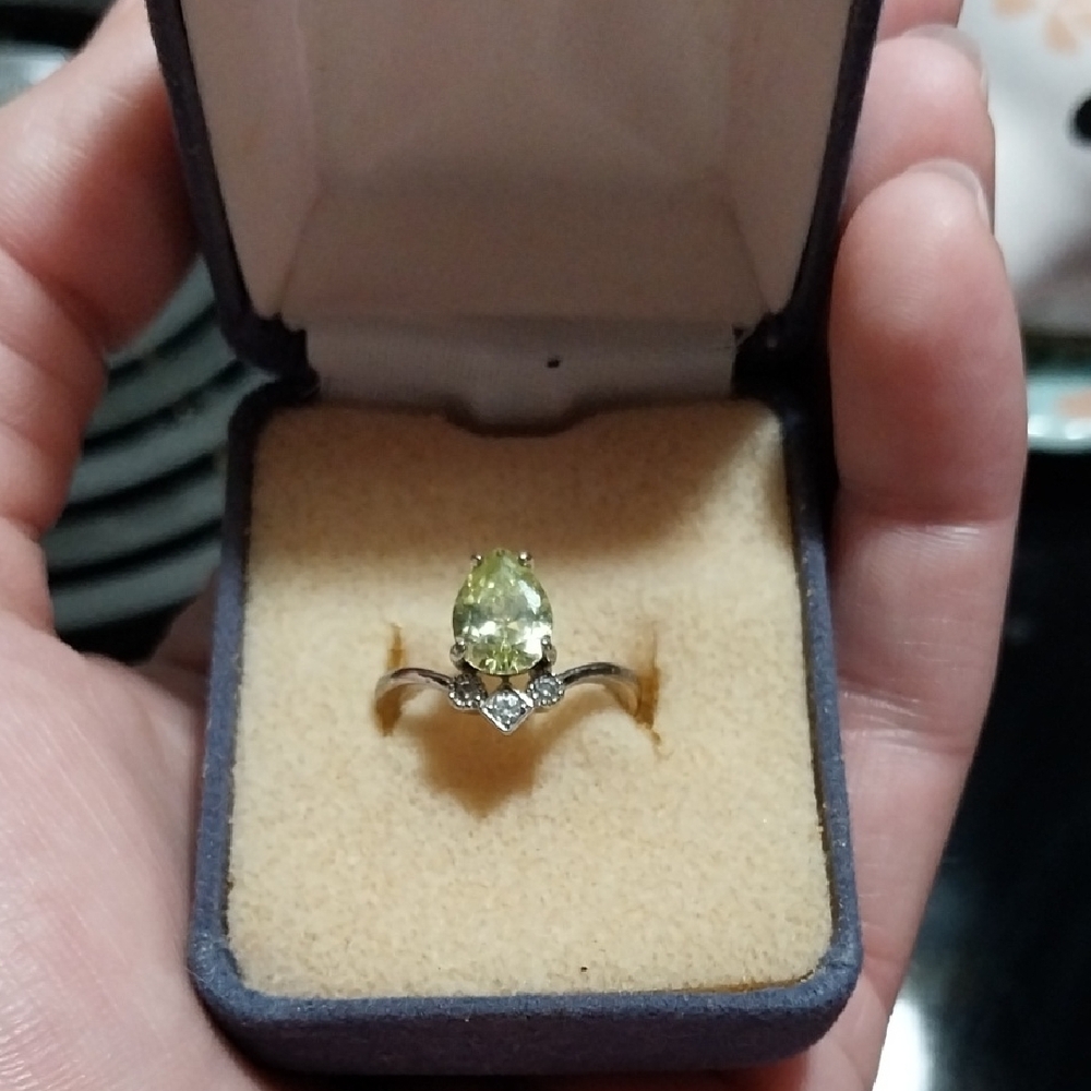 2/20$ Chic Silver Ring With Green Gemstone - image 1